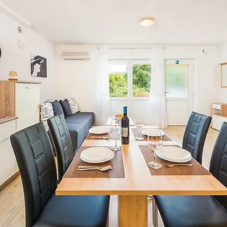 Apartment Gorgeous In With House Sea View